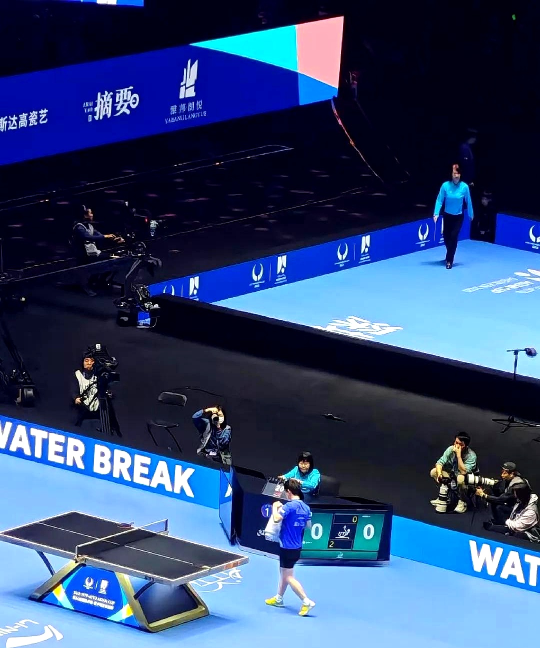 包含国际比赛日全明星赛焦点战；深圳男篮状态回暖；气氛紧张；更衣室氛围转暖的词条